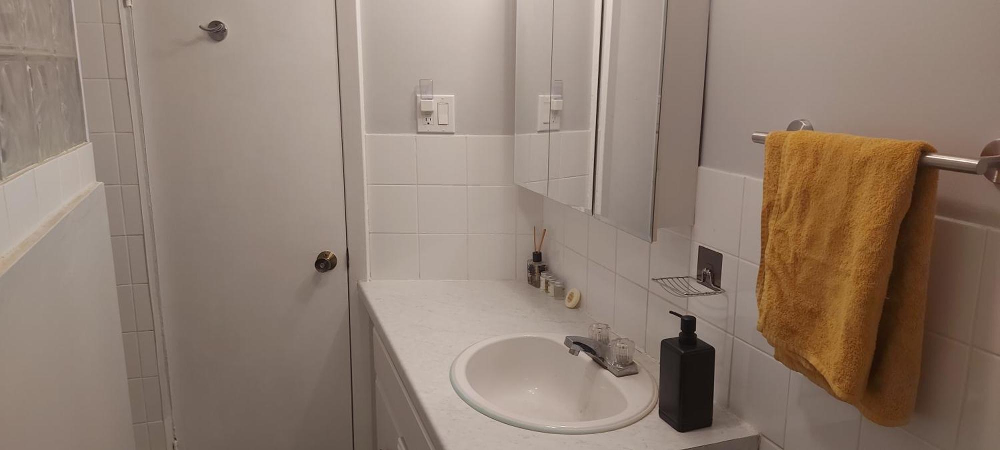 High Park Single Room With Personal Washroom And Kitchen Торонто Экстерьер фото