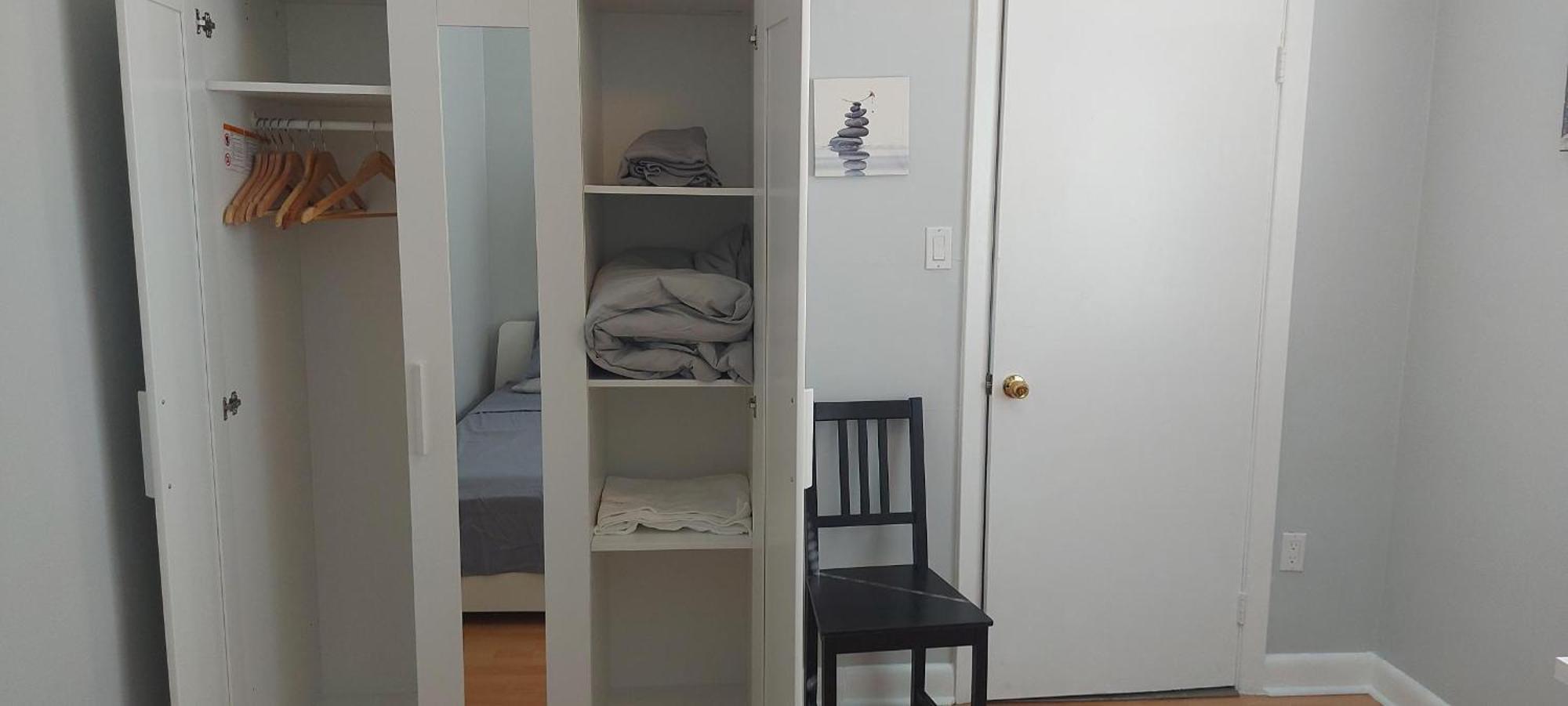 High Park Single Room With Personal Washroom And Kitchen Торонто Экстерьер фото
