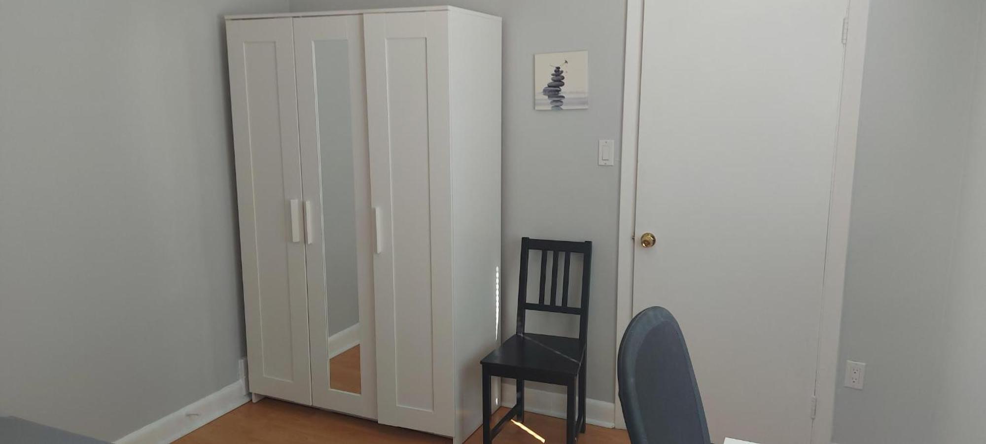 High Park Single Room With Personal Washroom And Kitchen Торонто Экстерьер фото